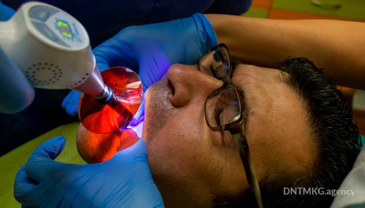 Dr Genchev pose un implant dentaire basal a un patient diabetique